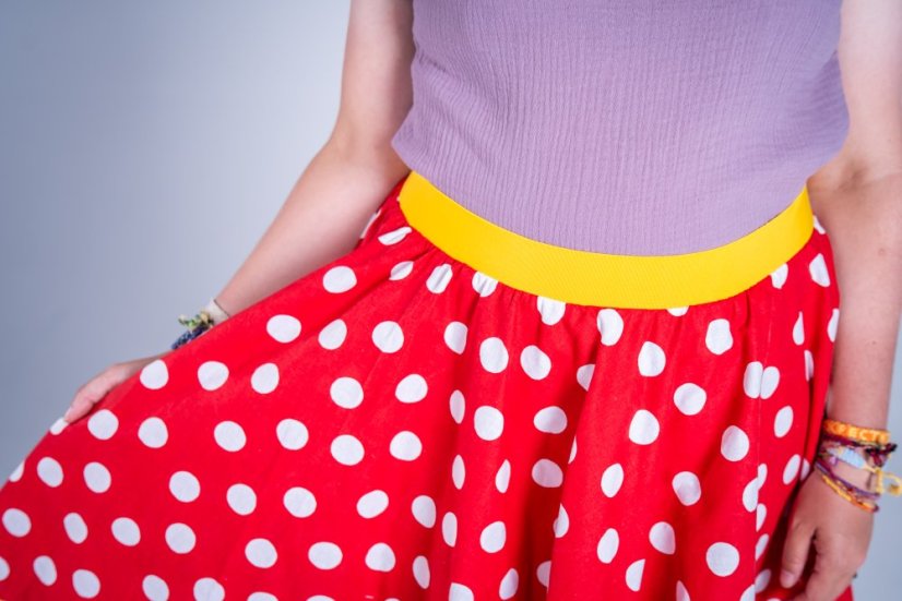 Červená s bílými puntíky - Velikost: L