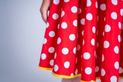 Červená s bílými puntíky